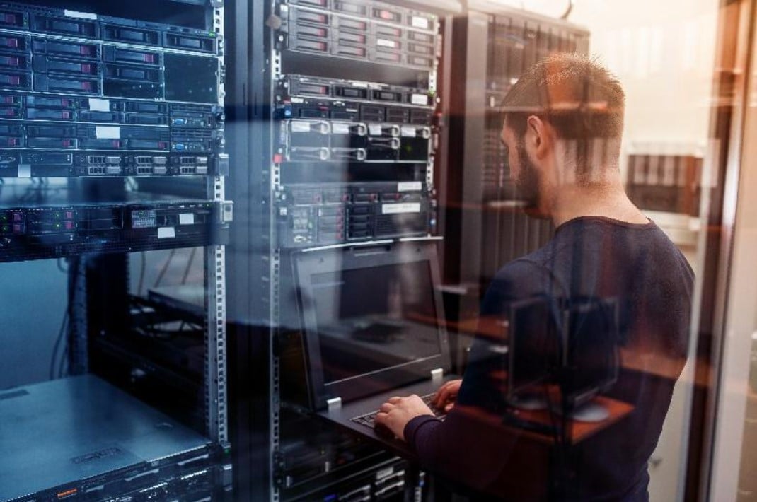 Discover how DC network engineers can elevate data centers using intent-based networking and Juniper Apstra to achieve operational excellence and strategic impact.